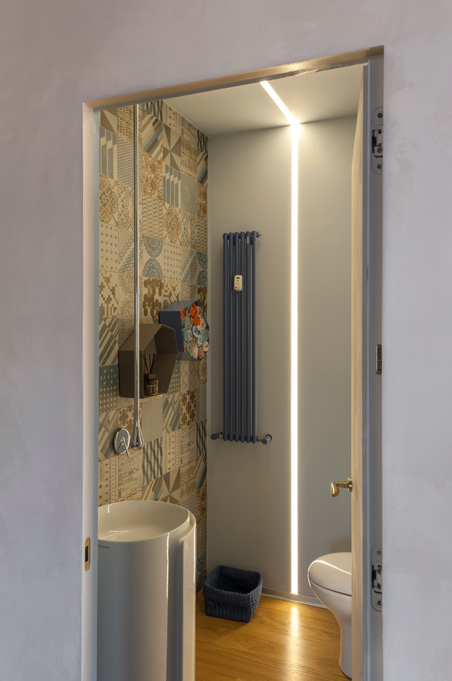 Example of a minimalist powder room design in Rome