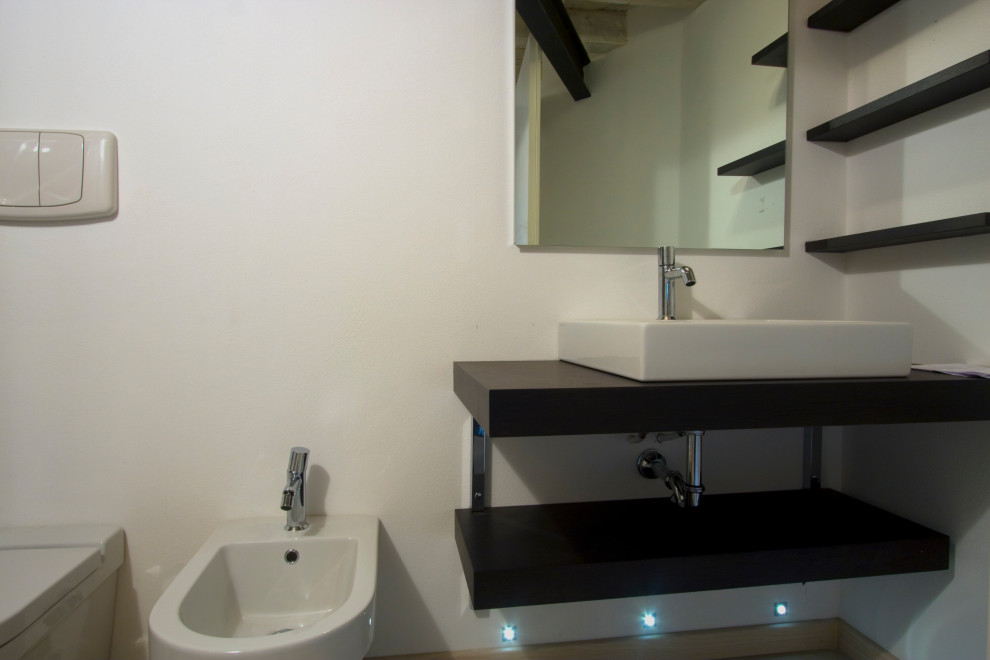 Inspiration pour un petit WC et toilettes design avec un mur blanc, parquet clair, une vasque, un plan de toilette en stratifié, un sol beige et un plan de toilette marron.