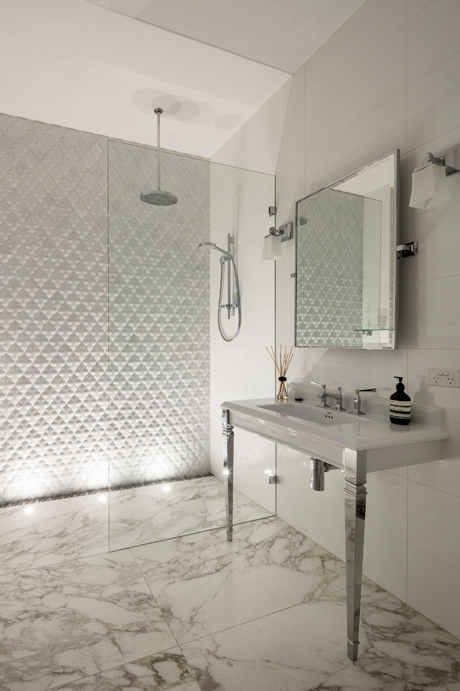Cette image montre un WC et toilettes traditionnel de taille moyenne avec des carreaux de céramique, un plan vasque et un plan de toilette en marbre.