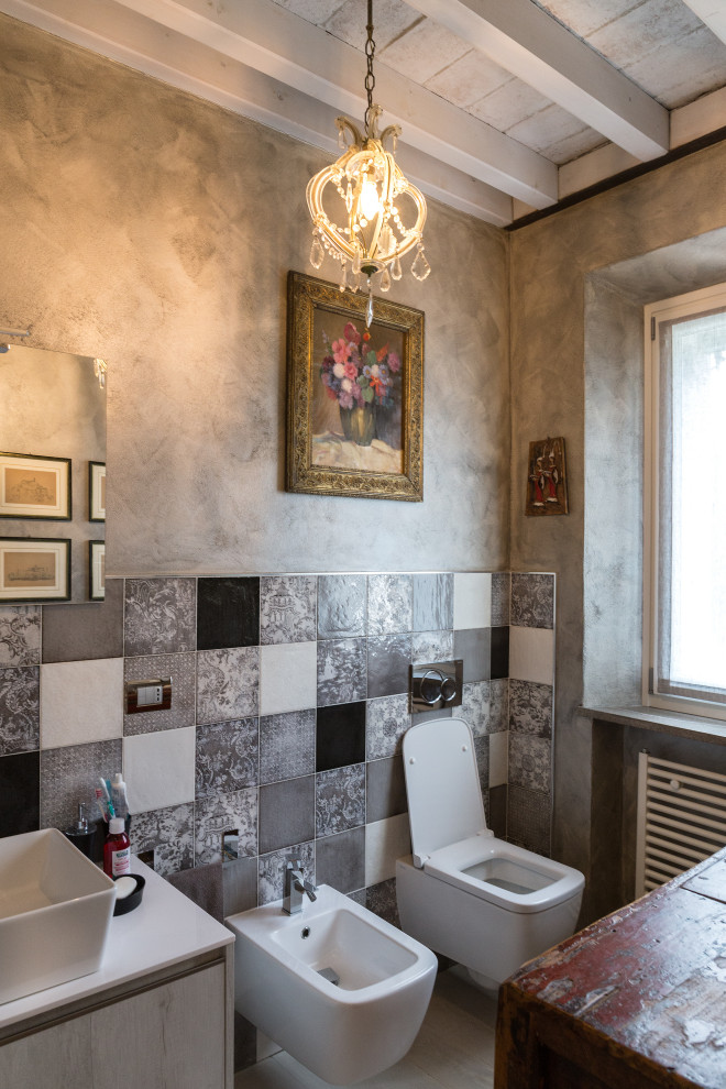 Immagine di un piccolo bagno di servizio classico con WC a due pezzi, piastrelle grigie, piastrelle in gres porcellanato, pareti grigie, parquet chiaro, lavabo a bacinella e pavimento grigio