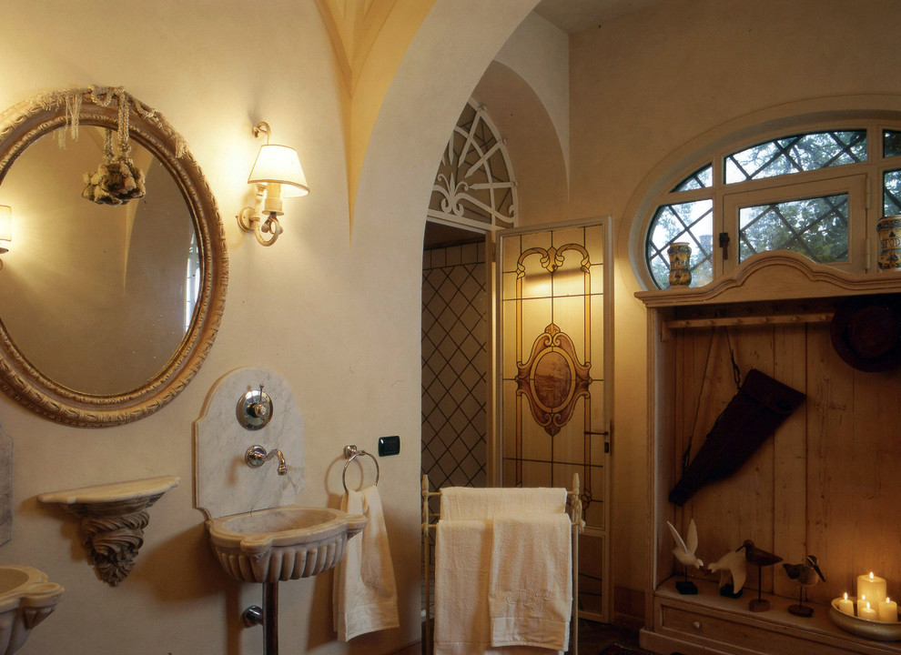 Exemple d'un grand WC et toilettes nature en bois clair avec un placard sans porte, un carrelage beige, des carreaux de céramique, un mur beige, un plan de toilette en marbre et un lavabo suspendu.