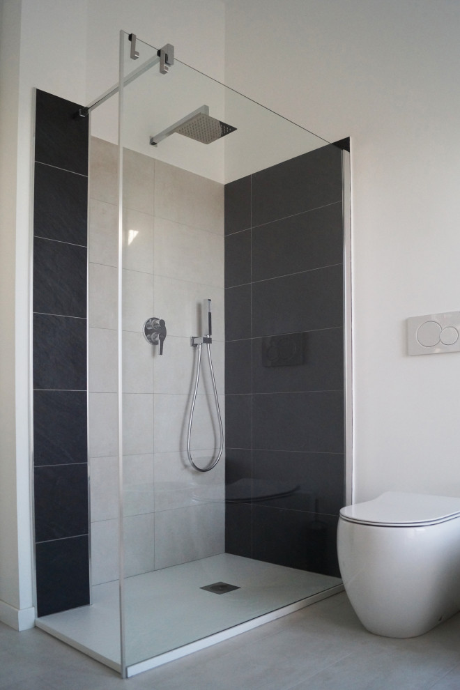 На фото: ванная комната среднего размера в современном стиле с плоскими фасадами, темными деревянными фасадами, черно-белой плиткой, керамогранитной плиткой, белыми стенами, полом из керамогранита, настольной раковиной, белым полом и напольной тумбой