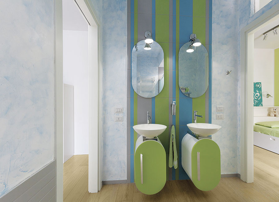 Geräumige Moderne Gästetoilette mit beiger Wandfarbe, hellem Holzboden und eingelassener Decke in Sonstige