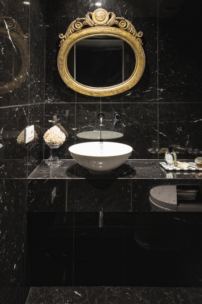 Immagine di un bagno di servizio tradizionale con piastrelle nere, pavimento in marmo, top in marmo, pavimento nero e top nero