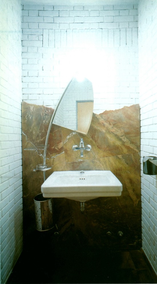 Esempio di un piccolo bagno di servizio bohémian con nessun'anta, ante in legno scuro, WC sospeso, piastrelle di marmo, pavimento in marmo e lavabo sospeso