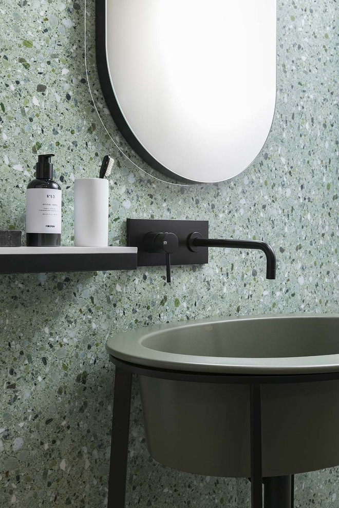 Immagine di un piccolo bagno di servizio moderno con ante verdi, piastrelle verdi, piastrelle in gres porcellanato, pavimento in gres porcellanato e lavabo a colonna