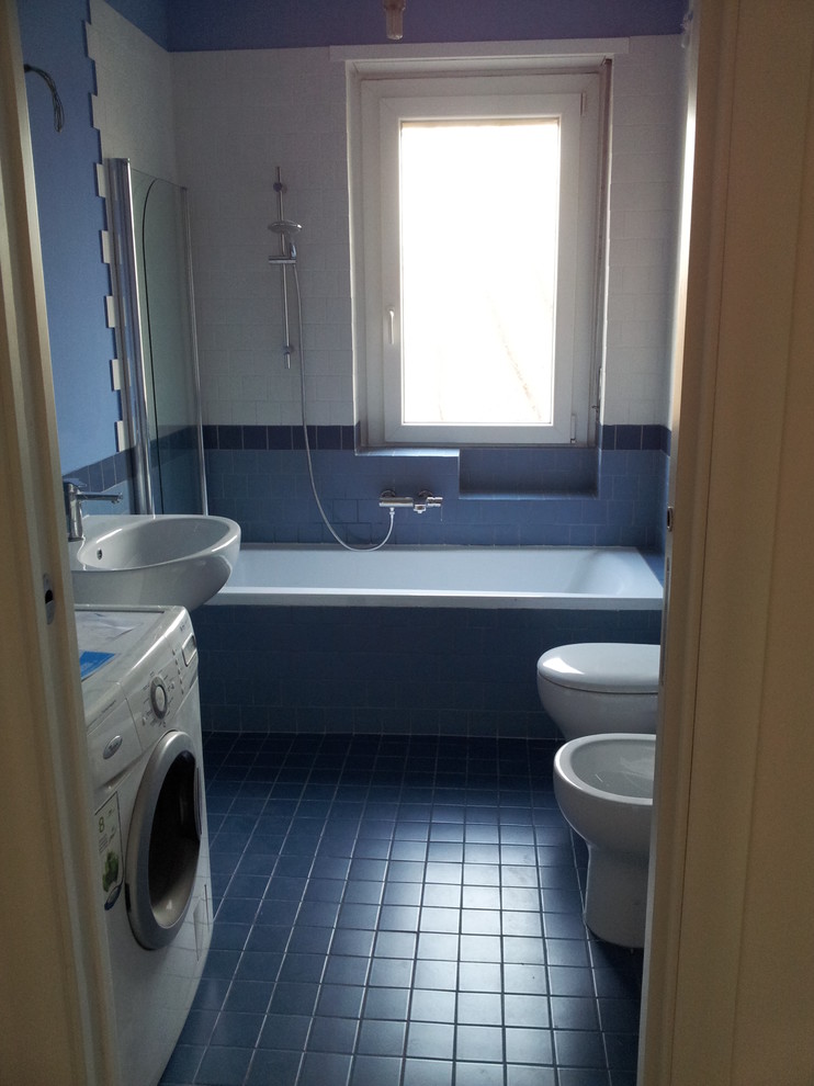 Ispirazione per un bagno di servizio minimalista di medie dimensioni con piastrelle in ceramica, pareti blu, pavimento con piastrelle in ceramica, lavabo a colonna, pavimento turchese e piastrelle blu