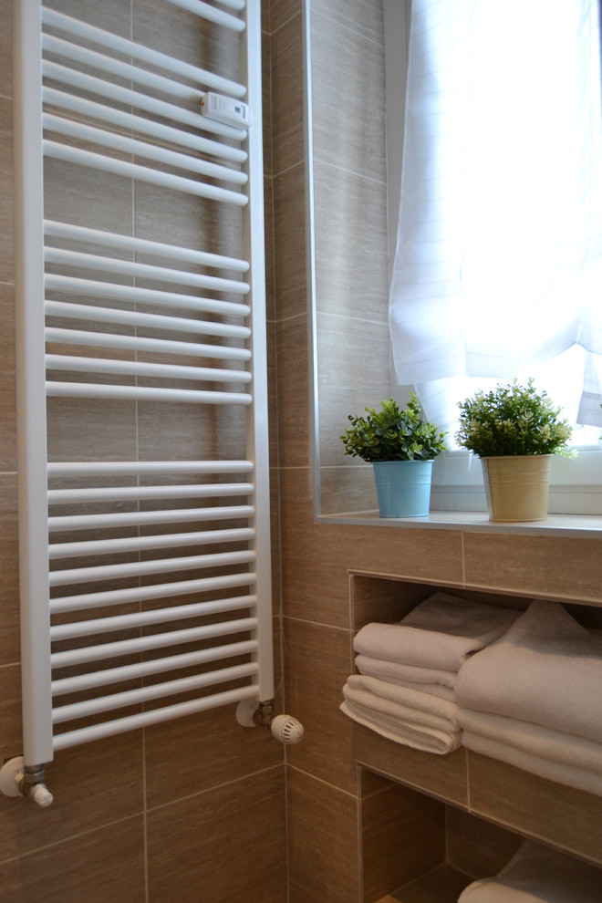 Foto di un piccolo bagno di servizio design con piastrelle beige e piastrelle in gres porcellanato
