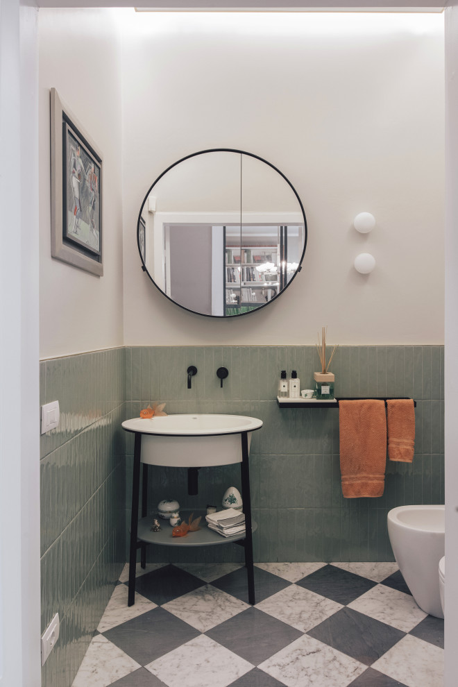 Пример оригинального дизайна: туалет в современном стиле с зеленой плиткой, белыми стенами, консольной раковиной и разноцветным полом