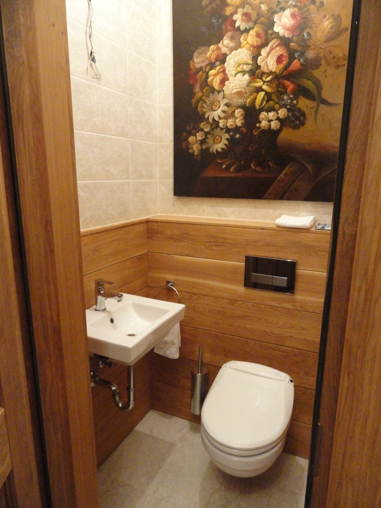 Cette photo montre un petit WC suspendu asiatique avec un mur beige, un sol en carrelage de porcelaine et un plan vasque.