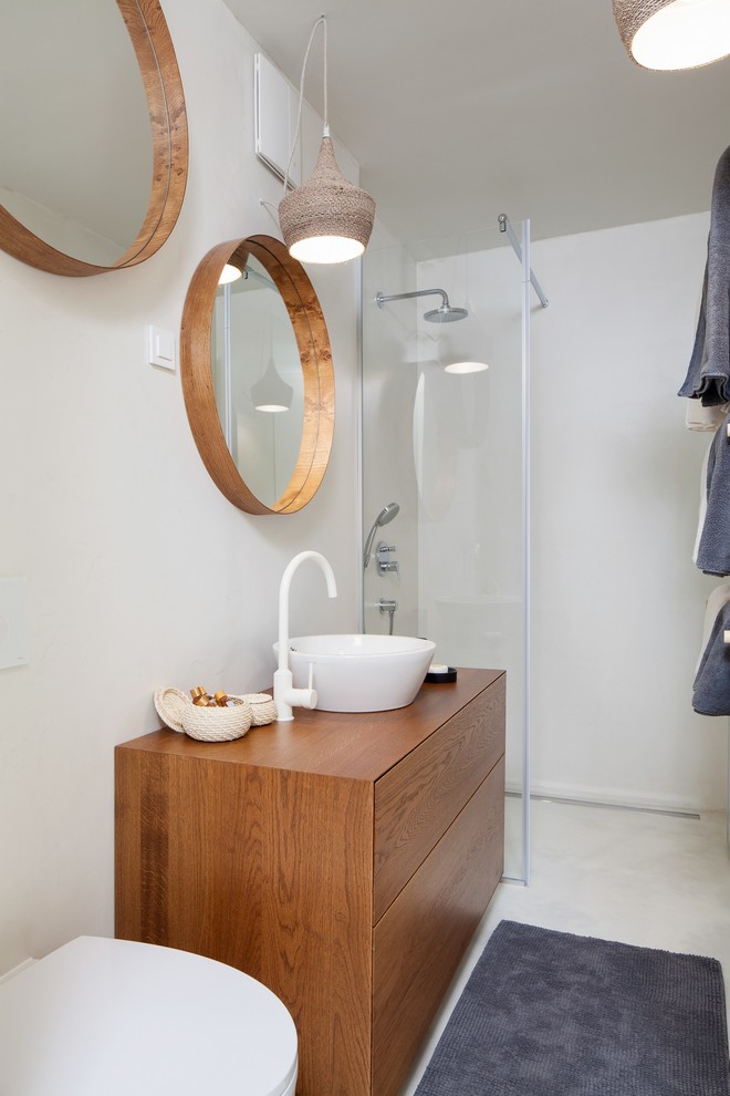 Inspiration för ett litet skandinaviskt brun brunt toalett, med skåp i mörkt trä, vit kakel, cementkakel, vita väggar, betonggolv, träbänkskiva och vitt golv