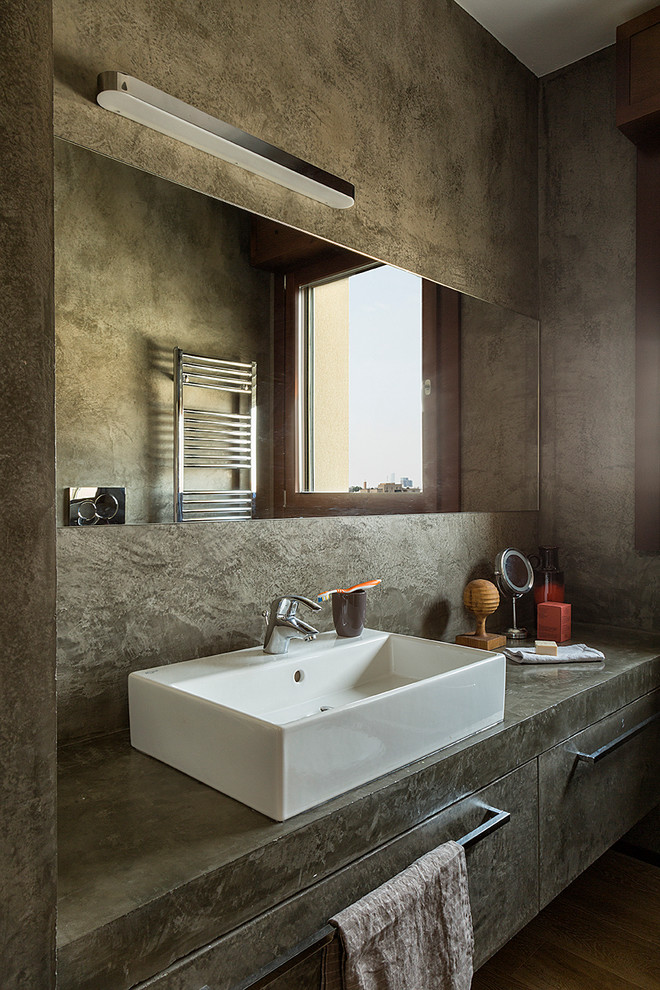 Ispirazione per un bagno di servizio industriale con ante lisce, ante marroni, pareti marroni, pavimento in legno massello medio e lavabo a bacinella