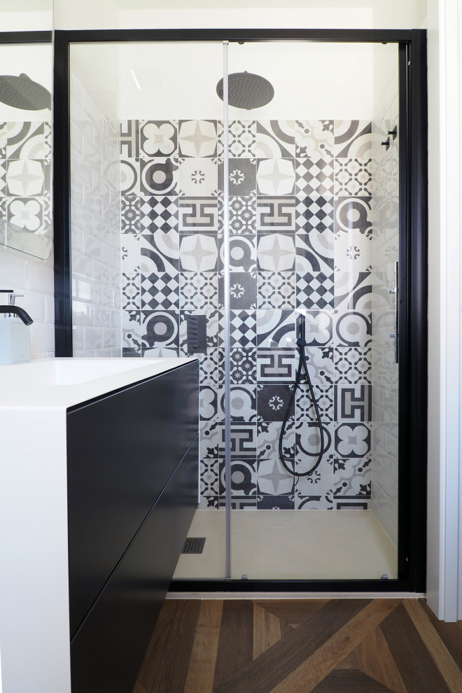 Kleine Eklektische Gästetoilette mit schwarzen Schränken, schwarz-weißen Fliesen, Porzellanfliesen, weißer Wandfarbe, Porzellan-Bodenfliesen, integriertem Waschbecken und buntem Boden in Turin