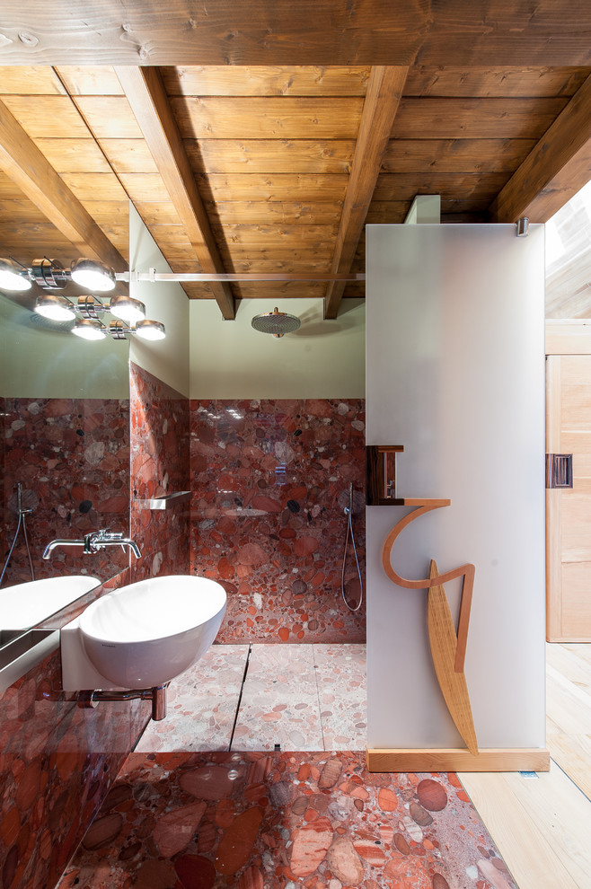 Inspiration för mellanstora moderna toaletter, med en vägghängd toalettstol, flerfärgade väggar, marmorgolv, ett väggmonterat handfat, röd kakel, marmorkakel och rött golv