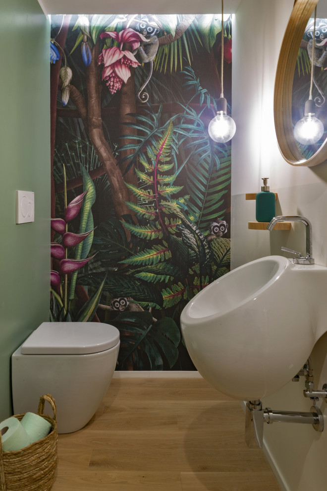 Cette photo montre un petit WC et toilettes tendance avec WC à poser, un mur vert, parquet clair et un lavabo suspendu.