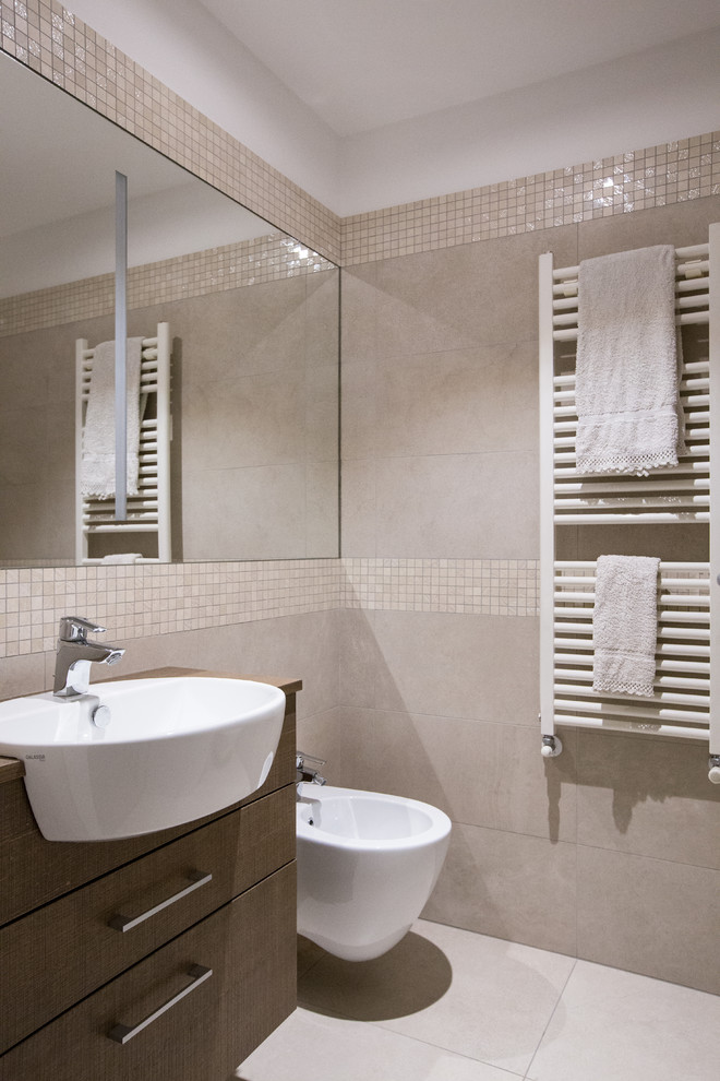 This is an example of a contemporary cloakroom in Milan.