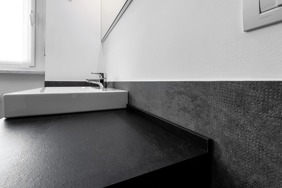 Esempio di un bagno di servizio contemporaneo di medie dimensioni con pareti bianche, pavimento con piastrelle in ceramica e pavimento beige