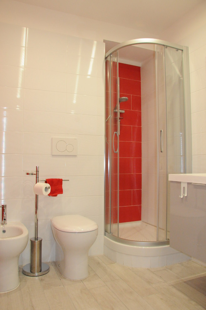 На фото: маленькая ванная комната в стиле модернизм с плоскими фасадами, серыми фасадами, раздельным унитазом, красной плиткой, керамогранитной плиткой, белыми стенами и полом из керамогранита для на участке и в саду с