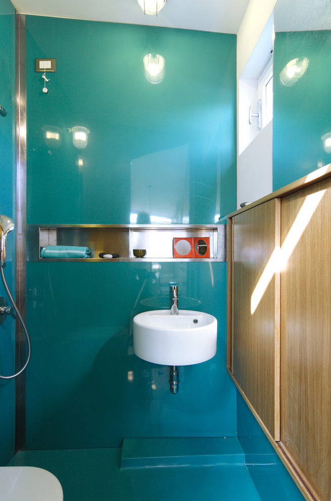 Inspiration pour un petit WC et toilettes design en bois clair avec un mur vert.