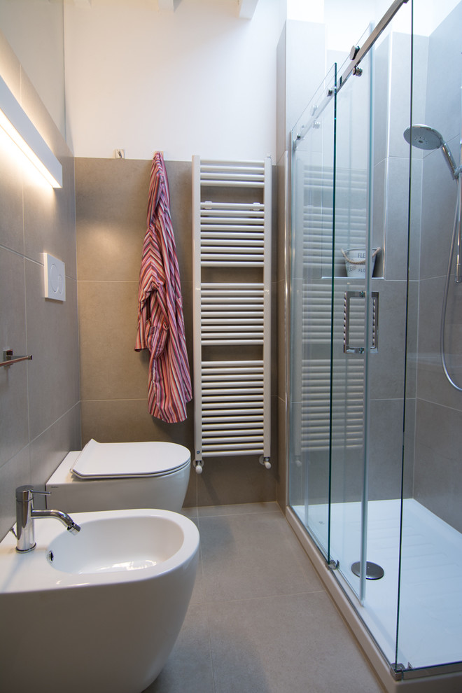 Idee per una grande stanza da bagno scandinava con pareti bianche, pavimento in linoleum e pavimento beige