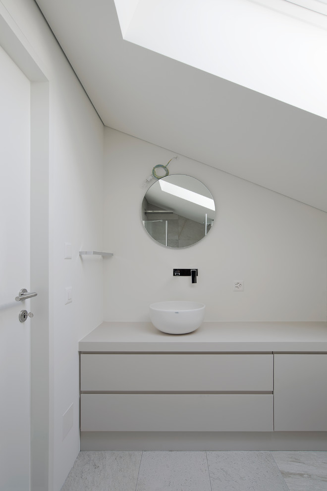 Стильный дизайн: туалет среднего размера в современном стиле с серыми фасадами, раздельным унитазом, серой плиткой, плиткой из листового камня, серыми стенами, серым полом и серой столешницей - последний тренд