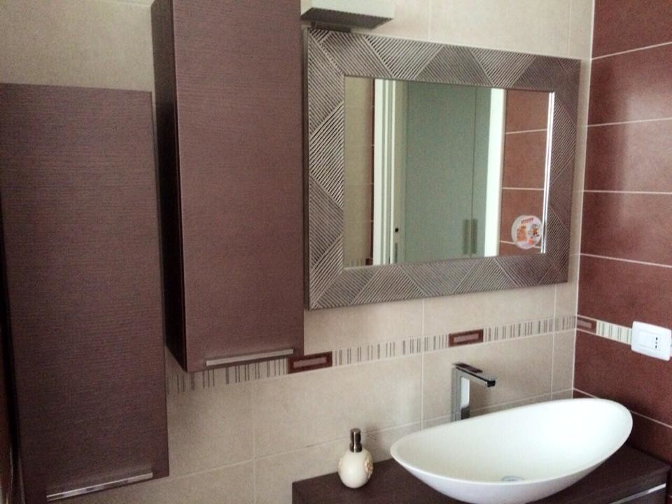 Esempio di un bagno di servizio minimalista con ante viola e top in legno