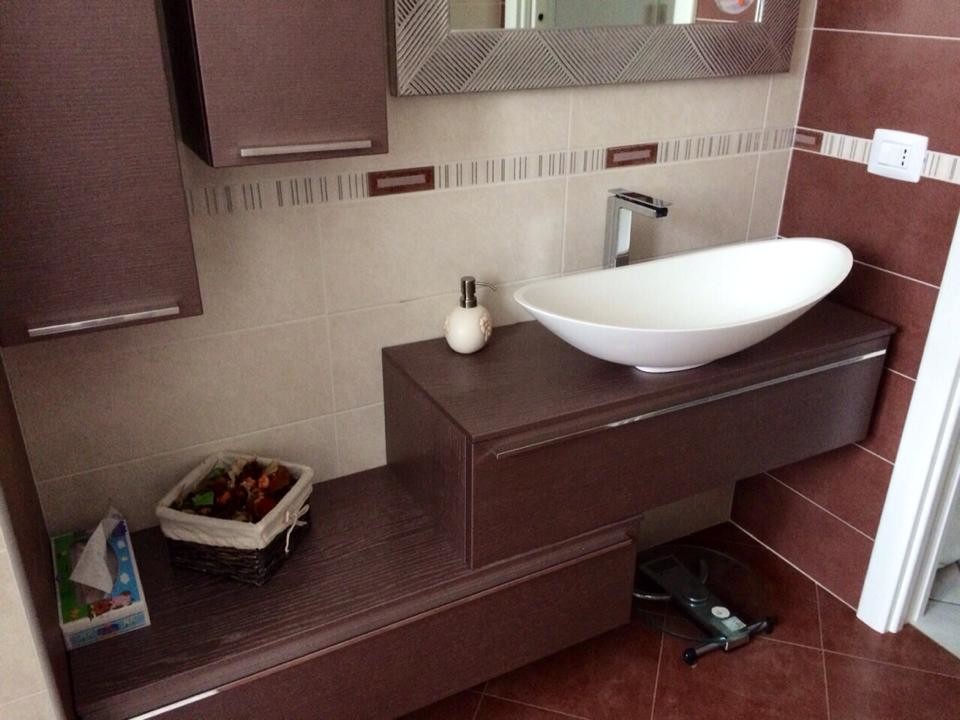 Foto di un bagno di servizio moderno con ante viola e top in legno