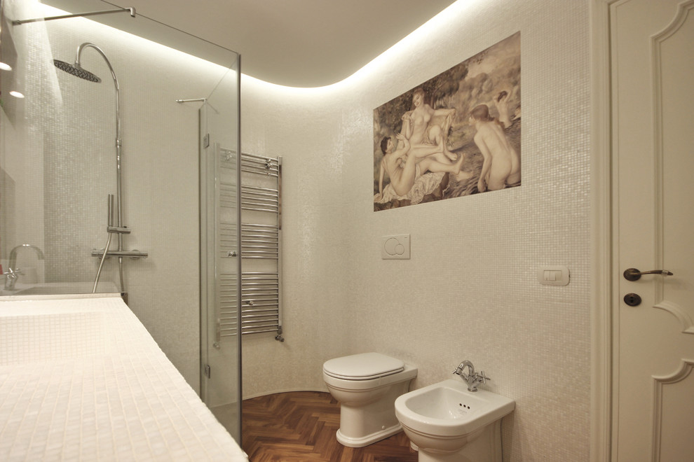 Diseño de aseo clásico, grande, con armarios con paneles empotrados, puertas de armario blancas, sanitario de dos piezas, baldosas y/o azulejos blancos, baldosas y/o azulejos en mosaico, paredes blancas, suelo de madera en tonos medios, lavabo encastrado, encimera de azulejos, suelo marrón y encimeras blancas