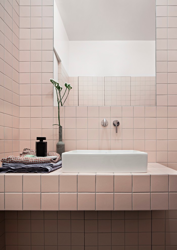 Свежая идея для дизайна: маленький туалет в стиле модернизм с плоскими фасадами, розовой плиткой, керамогранитной плиткой, розовыми стенами и столешницей из плитки для на участке и в саду - отличное фото интерьера