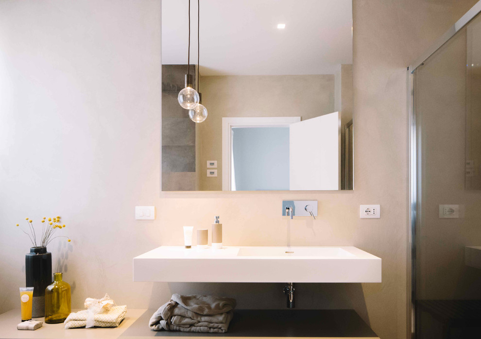 Esempio di un bagno di servizio minimal con WC a due pezzi, pareti multicolore, pavimento in legno massello medio e lavabo a bacinella
