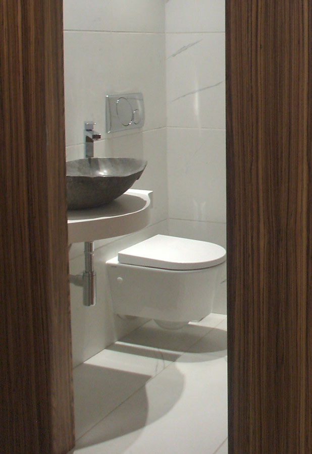 Idéer för ett litet modernt vit toalett, med vita skåp, en vägghängd toalettstol, vit kakel, marmorkakel, vita väggar, marmorgolv, ett fristående handfat, träbänkskiva och vitt golv