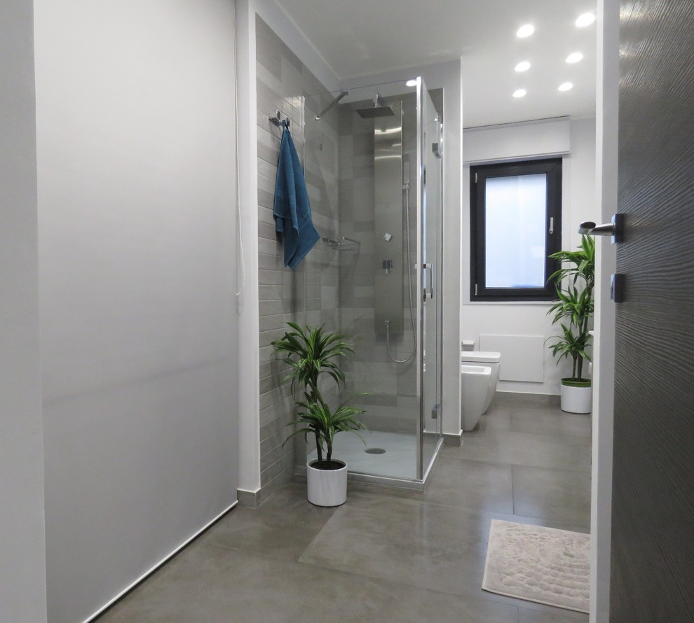 Idée de décoration pour un grand WC et toilettes minimaliste avec un placard à porte plane, des portes de placard blanches, WC séparés, un carrelage multicolore, des carreaux de porcelaine, un mur gris, un sol en carrelage de porcelaine, un plan vasque et un sol gris.