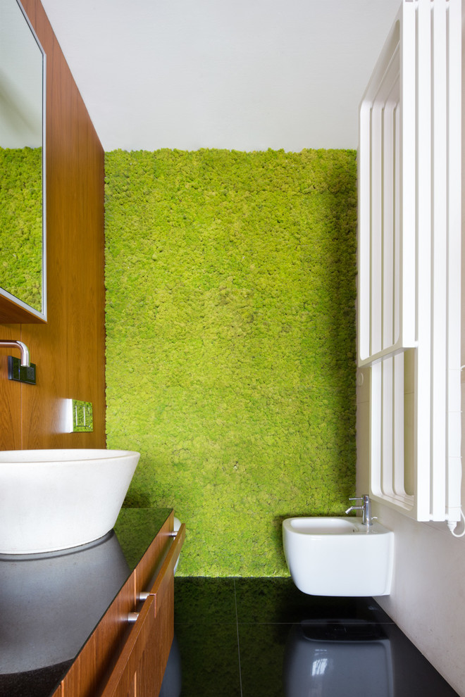 Esempio di un bagno di servizio design di medie dimensioni con bidè, pareti multicolore, lavabo a bacinella e pavimento nero
