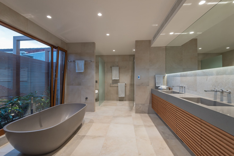 サンシャインコーストにあるトロピカルスタイルのおしゃれな浴室の写真