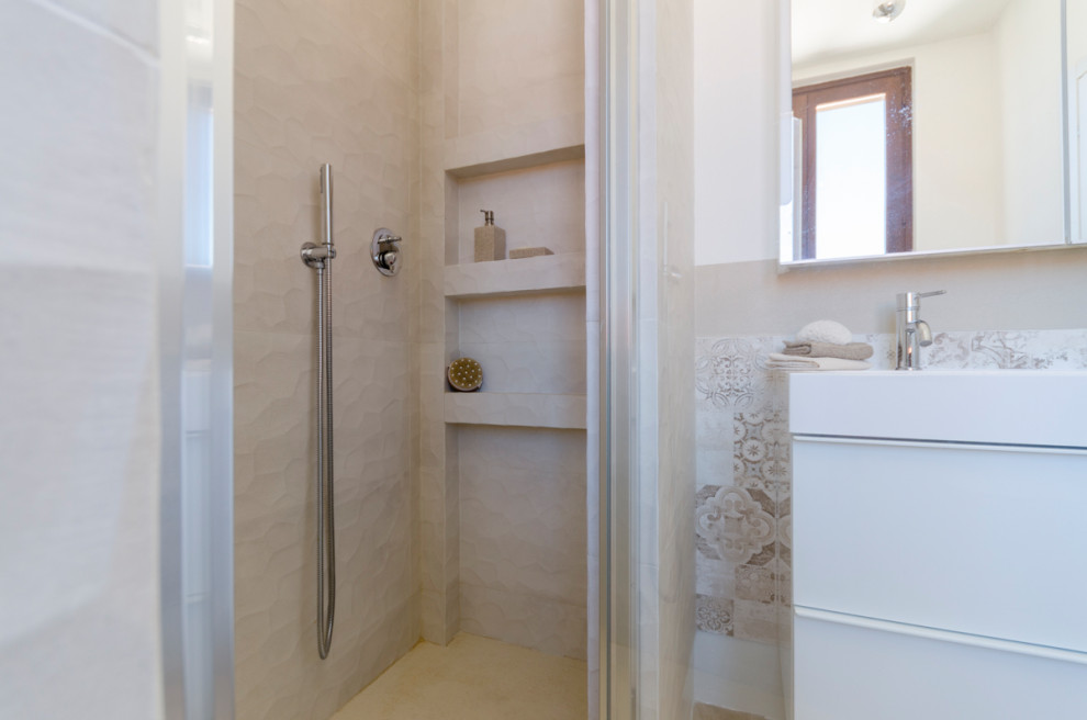 Inredning av ett modernt litet vit vitt badrum, med släta luckor, vita skåp, en toalettstol med separat cisternkåpa, flerfärgad kakel, porslinskakel, beige väggar, ett integrerad handfat, bänkskiva i kvarts och beiget golv