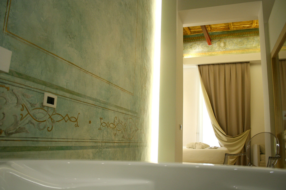 Große Klassische Gästetoilette mit Wandtoilette mit Spülkasten, blauen Fliesen, Mosaikfliesen, weißer Wandfarbe, hellem Holzboden und beigem Boden in Rom