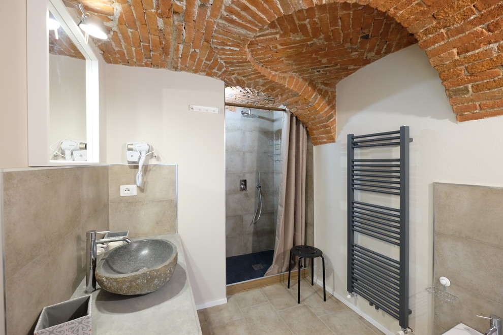 Idee per un bagno di servizio minimal con piastrelle beige, pareti beige, pavimento in gres porcellanato e pavimento beige