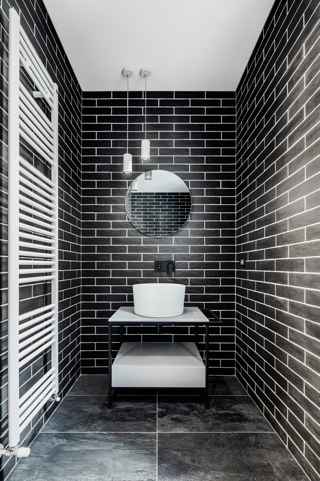Идея дизайна: туалет в стиле лофт с светлыми деревянными фасадами, черной плиткой, керамической плиткой, полом из керамогранита и черным полом