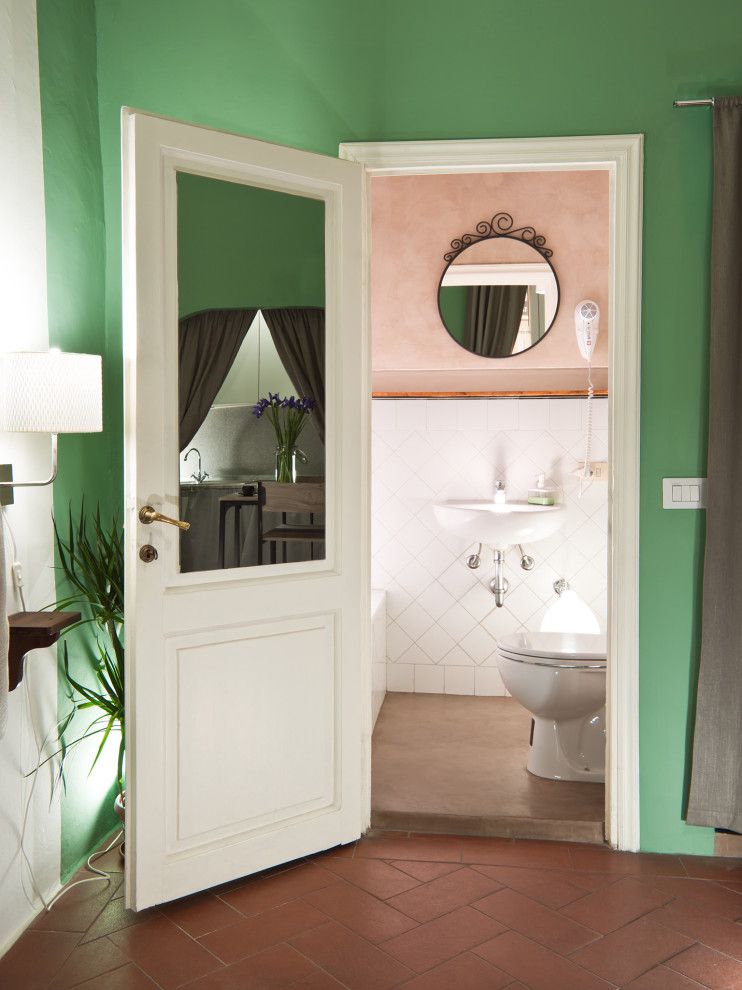 Стильный дизайн: маленький туалет в современном стиле с инсталляцией, белой плиткой, керамической плиткой, розовыми стенами, бетонным полом, подвесной раковиной и розовым полом для на участке и в саду - последний тренд