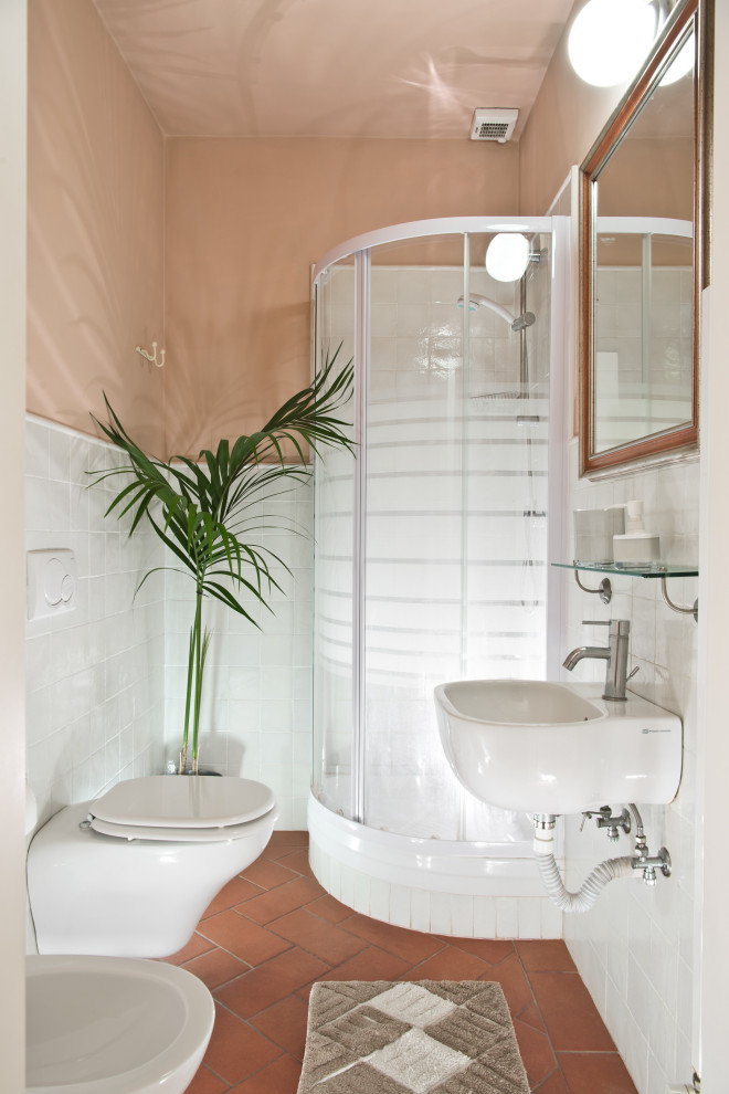 Свежая идея для дизайна: маленький туалет в современном стиле с инсталляцией, белой плиткой, керамической плиткой, розовыми стенами, полом из терракотовой плитки, подвесной раковиной и оранжевым полом для на участке и в саду - отличное фото интерьера