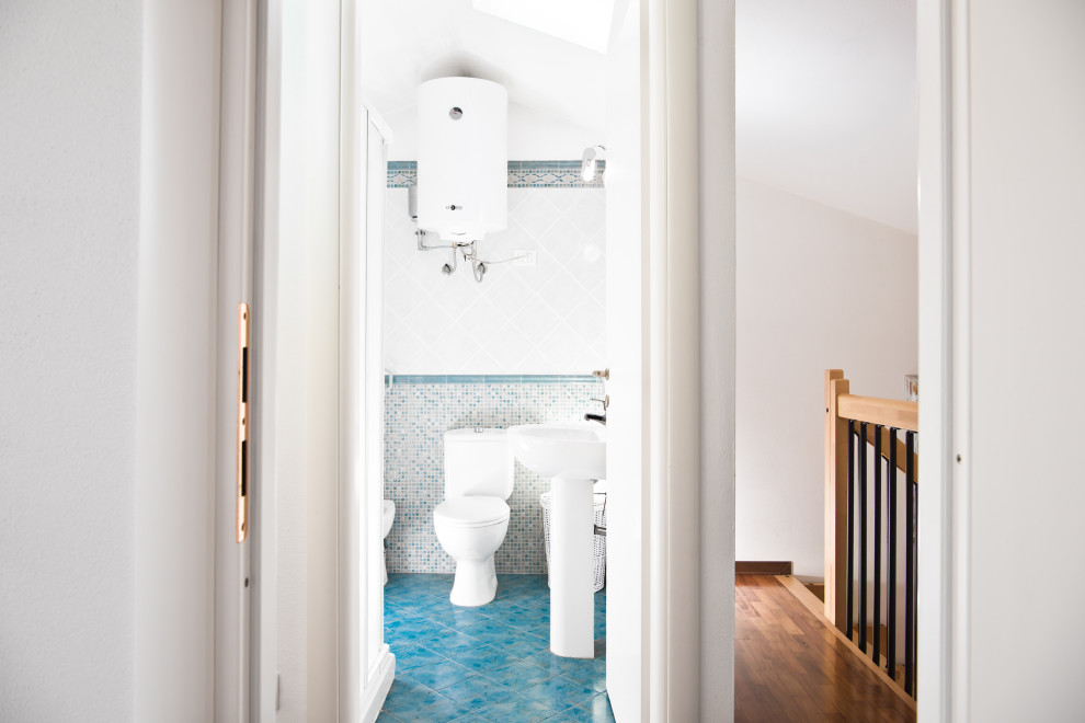 Idée de décoration pour un petit WC et toilettes marin avec des portes de placard blanches, WC séparés, un carrelage bleu, mosaïque, un mur blanc, un sol en carrelage de céramique, un lavabo de ferme, un sol bleu et meuble-lavabo sur pied.