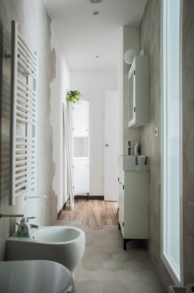 Свежая идея для дизайна: маленький туалет в современном стиле с раздельным унитазом, полом из керамогранита, раковиной с несколькими смесителями и белым полом для на участке и в саду - отличное фото интерьера