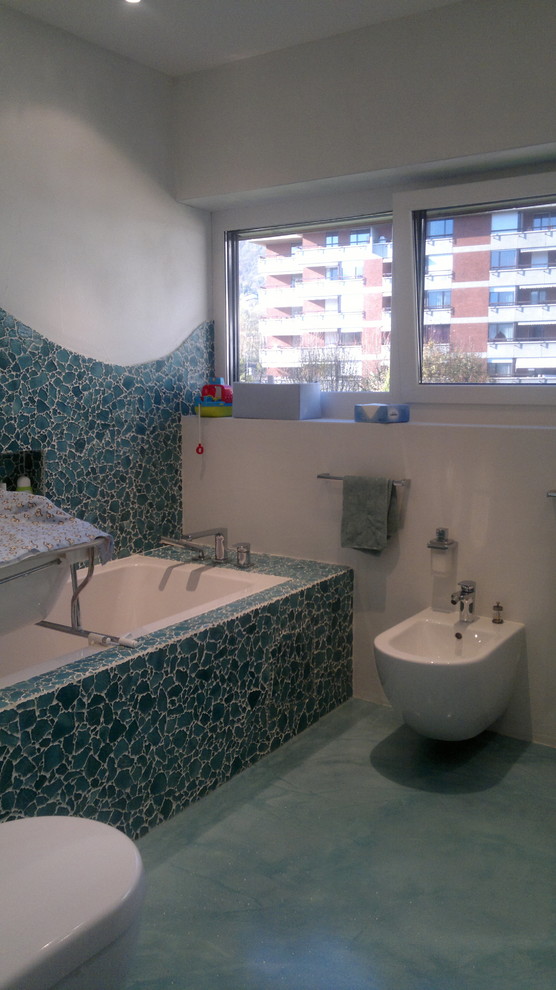 Esempio di un ampio bagno di servizio contemporaneo con lastra di vetro, pavimento alla veneziana, pavimento blu, ante blu, WC monopezzo, piastrelle blu, pareti bianche, lavabo a bacinella e top in vetro