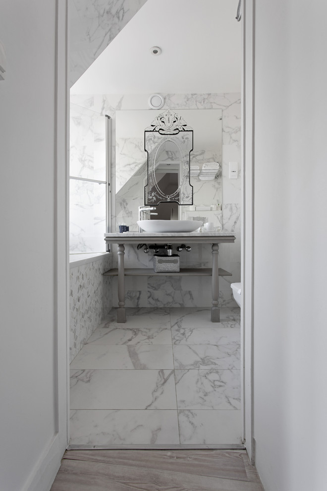 Immagine di un bagno di servizio moderno con piastrelle bianche, piastrelle in gres porcellanato, pareti bianche e pavimento in gres porcellanato