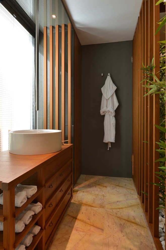 Источник вдохновения для домашнего уюта: туалет в современном стиле с открытыми фасадами, темными деревянными фасадами, черными стенами, настольной раковиной, столешницей из дерева, желтым полом и коричневой столешницей