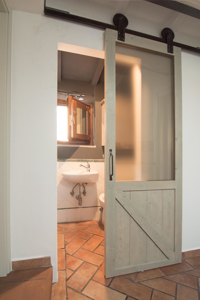 Свежая идея для дизайна: туалет в стиле лофт с белой плиткой, оранжевой плиткой, керамической плиткой и полом из терракотовой плитки - отличное фото интерьера