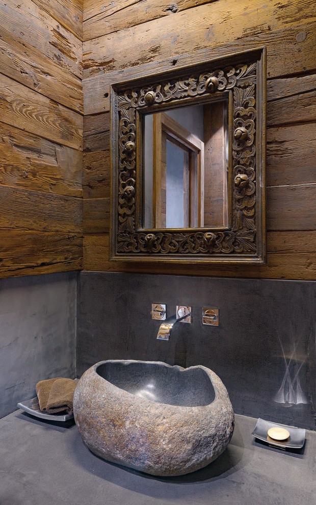 Idee per un piccolo bagno di servizio stile rurale con pareti marroni, lavabo a bacinella e top in cemento