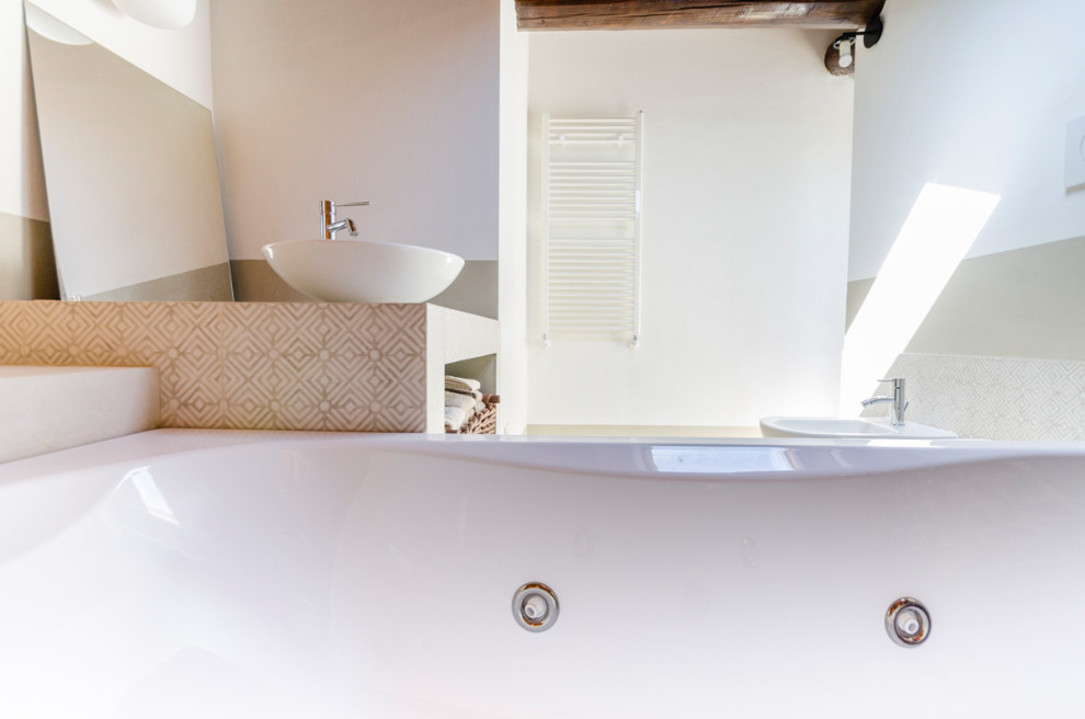 На фото: маленькая ванная комната в белых тонах с отделкой деревом в современном стиле с раздельным унитазом, бежевой плиткой, керамогранитной плиткой, белыми стенами, полом из плитки под дерево, настольной раковиной, столешницей из плитки, бежевым полом, бежевой столешницей, балками на потолке, гидромассажной ванной и тумбой под одну раковину для на участке и в саду с