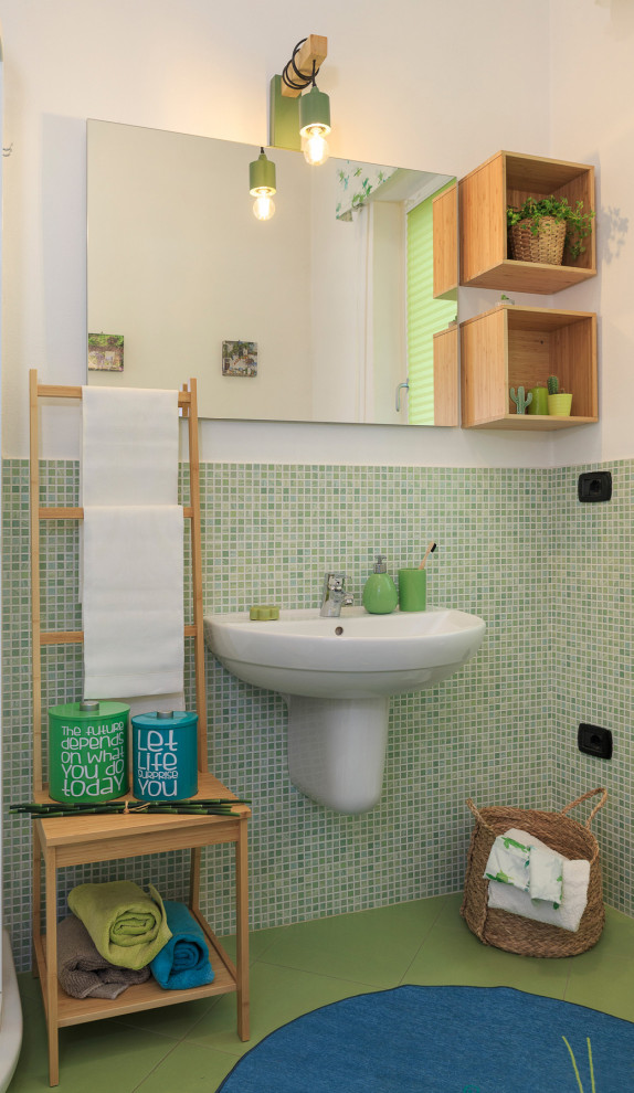 Idées déco pour un WC et toilettes éclectique avec un carrelage vert, mosaïque, un mur blanc, un lavabo suspendu et un sol vert.