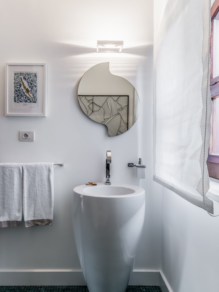 Esempio di un bagno di servizio design con pareti bianche e lavabo a colonna